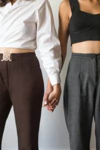 Smooth silhouette in tailored pants without visible panty lines